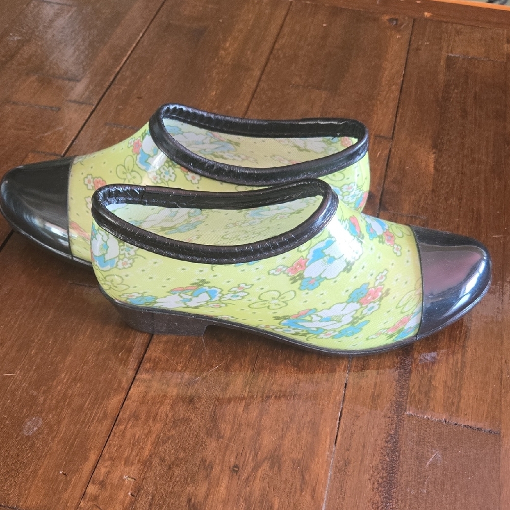 Women's Floral Rain Boots - Black and Yellow
